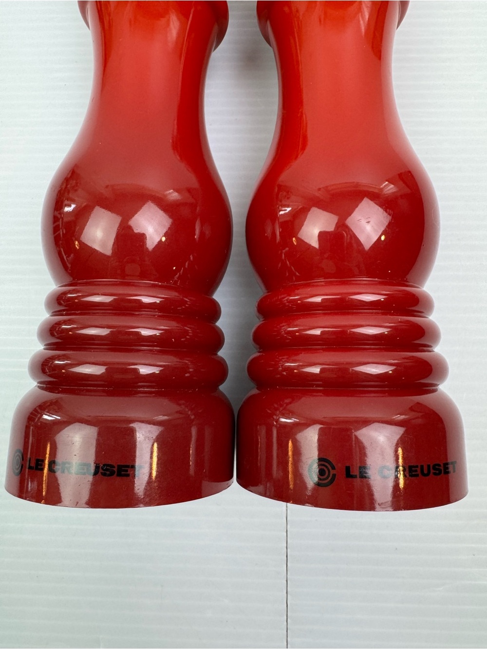 Le Creuset Salt and Pepper Mill Set of 2 Cerise Red 8" Classic Grinder - Picture 5 of 10